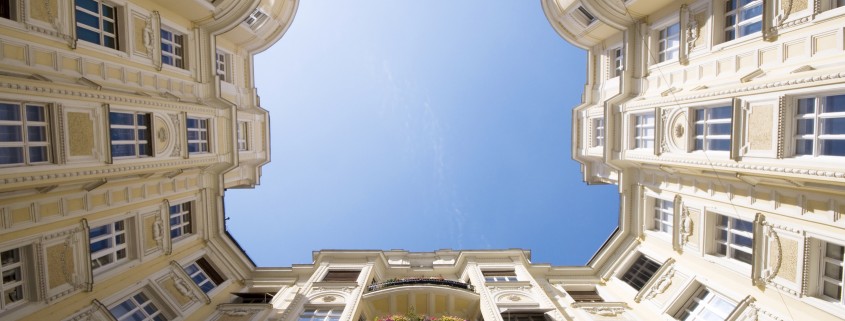 Haus aus Froschperspektive